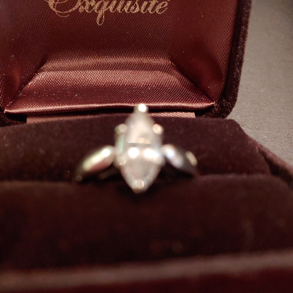 White gold ring with a diamondairmore than 3 carro